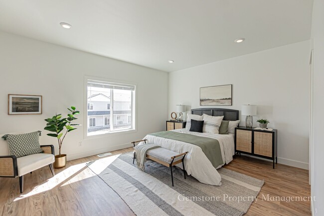 Building Photo - END UNIT - Darling 3 Bed 2.5 bath townhome...