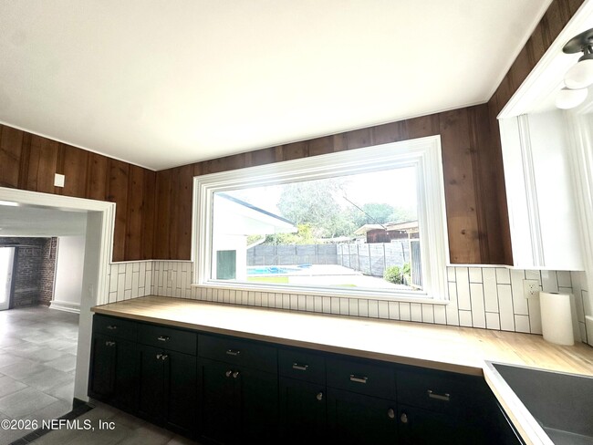 Building Photo - 5951 Clifton Ave