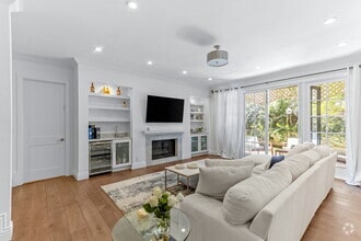 Building Photo - 133 S Oakhurst Dr