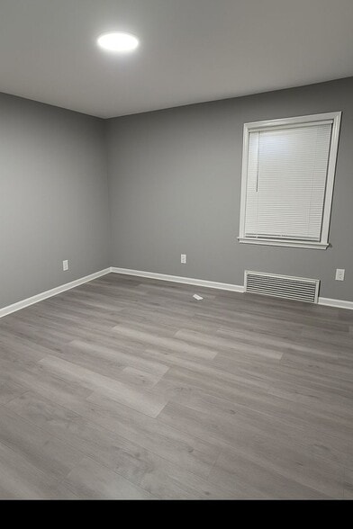 Building Photo - 14975 Hubbell Ave