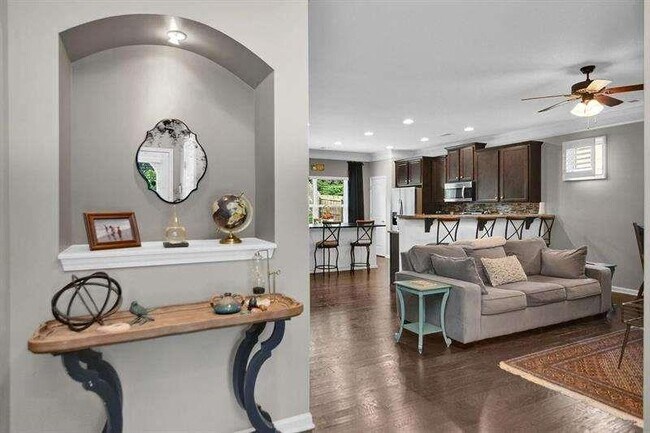 Building Photo - 307 Lakeside Ln