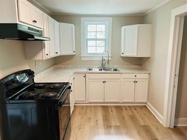 Building Photo - 3/2 Available Now!