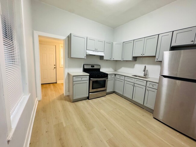 Building Photo - Remodeled 4bd/1.5 bath House with Rear yar...