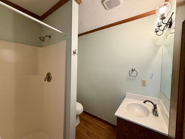 Building Photo - Fabulous Home Near Alice Drive!