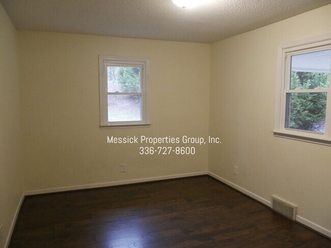 Building Photo - Quiet, Convenient Location, off Country Cl...