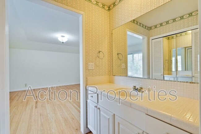 Building Photo - 2685 Yorkton Dr