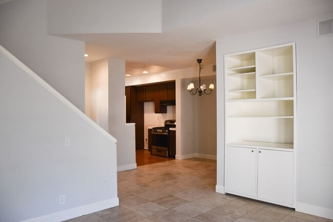 Building Photo - 8215 E White Oak Ridge
