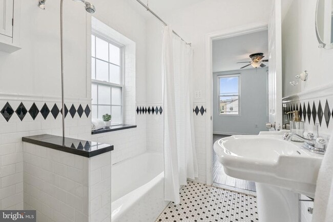 Building Photo - 801 S Rose St