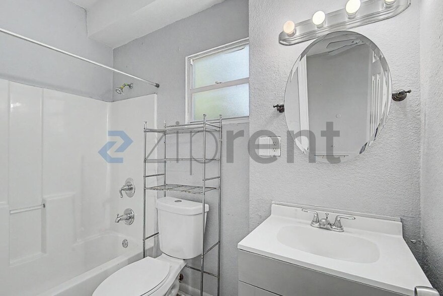 Building Photo - Unit