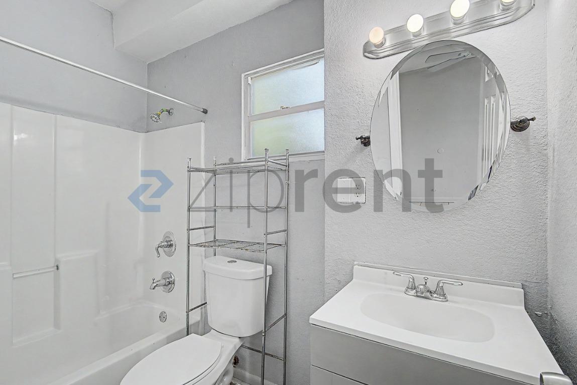 Building Photo - Unit