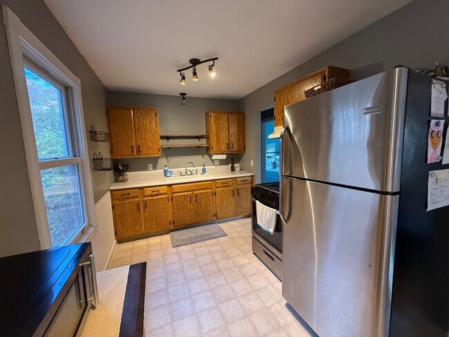 Building Photo - 3-Bedroom, 1-Bath Home for Rent – Lowell