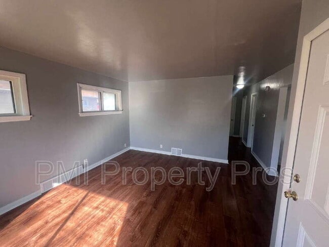 Building Photo - 5650 N 61st St