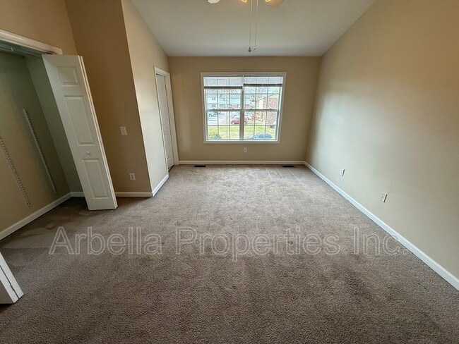 Building Photo - 2121 S Greenwood Dr