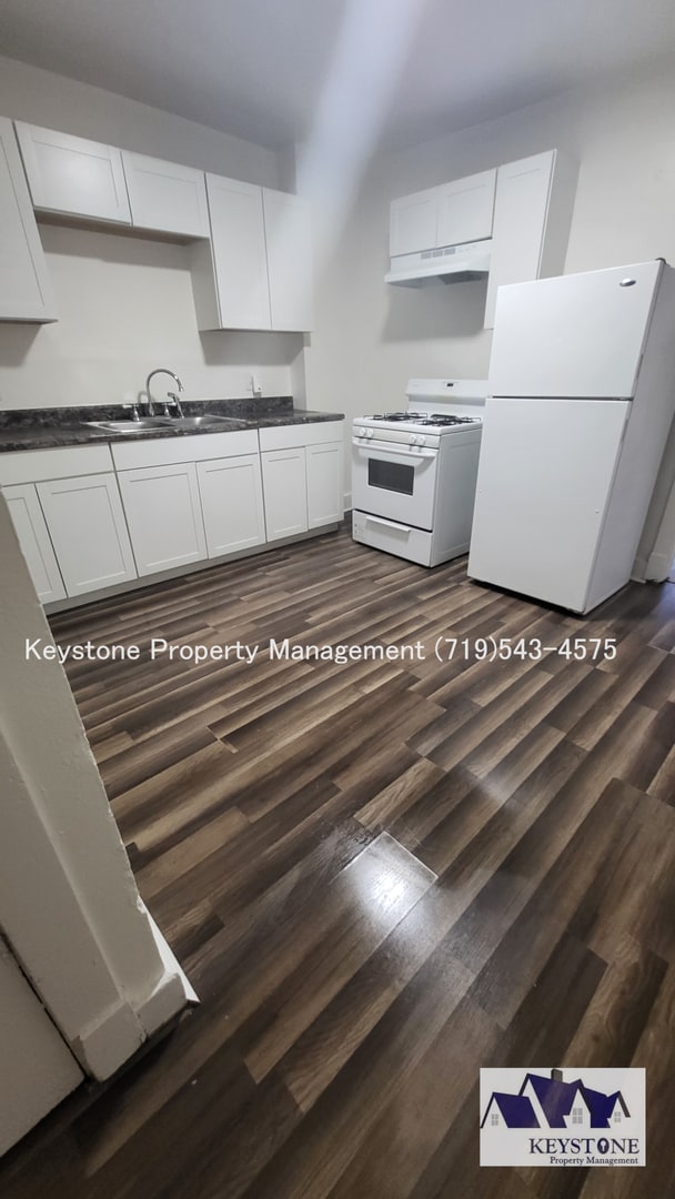 Building Photo - $425 OFF Special! Small Dog Allowed! 1 Bedroom/1 Bathroom/1 Car Garage for Storage  $875/$875