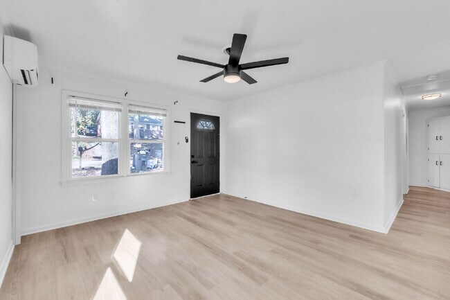 Building Photo - Updated 2-Bedroom 1-Bathroom Duplex in Spartanburg with Modern Finishes and Convenient Location!