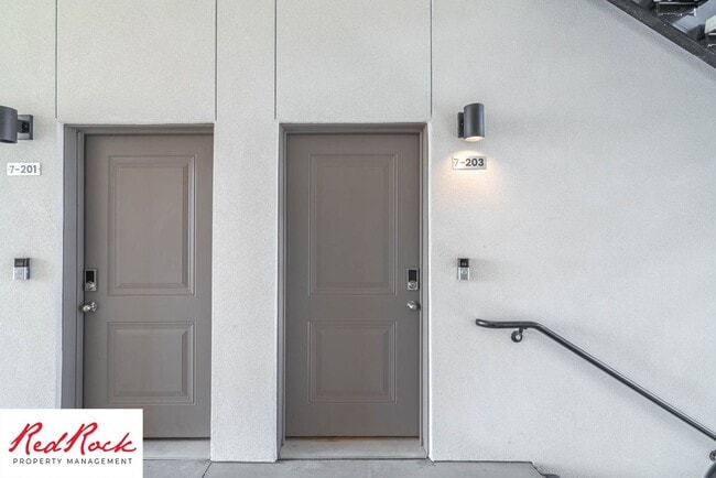 Building Photo - Spacious 3 Bedroom Unit in Desert Color With Pool & Lagoon Access