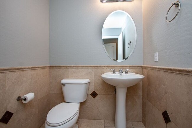 Building Photo - Welcome to this stunning 4 bedroom, 2.5 ba...