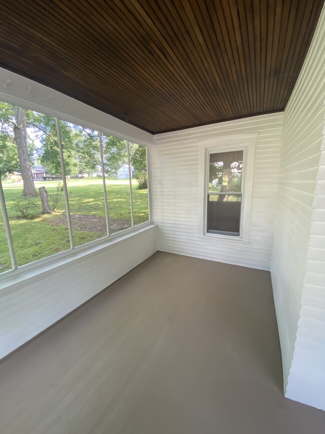 Large screened front porch - 710 Clark st