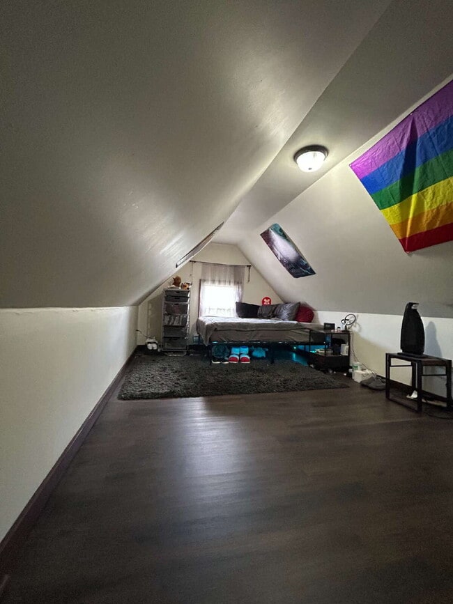 Building Photo - Walk to WWU & Downtown Bellingham from Prime Chestnut St Location