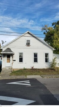 Building Photo - Great 3 bed 2 bath close to everything; more space than you think!