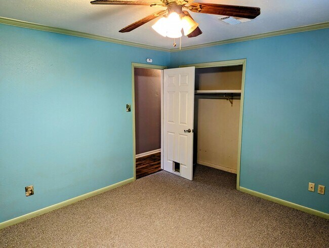 Building Photo - Updated 3/2 in Scott with Country Views!