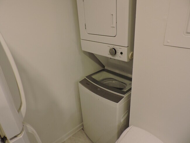 Building Photo - 3402 Gardens E Dr