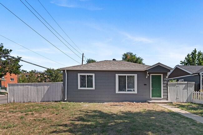 Building Photo - Newly Renovated 2 bed/1 bath home!!