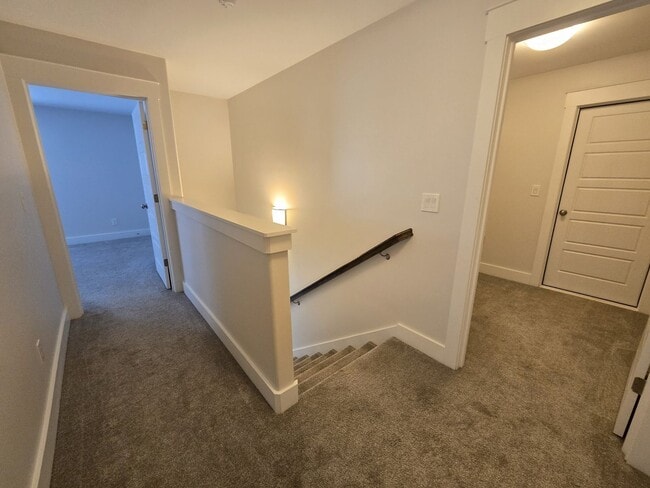 Building Photo - End Unit 3/3.5 Townhome w/ Community Pool!