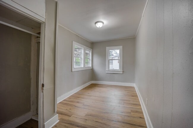 Building Photo - Freshly Updated 2 Bedroom House