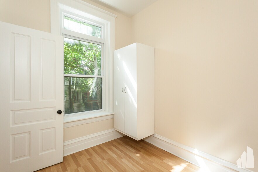 Building Photo - 900 W Newport Ave