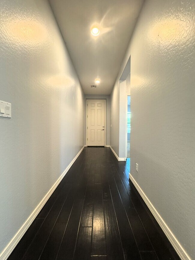 Building Photo - Spacious 5-Bedroom + Loft in Lyons Gate wi...
