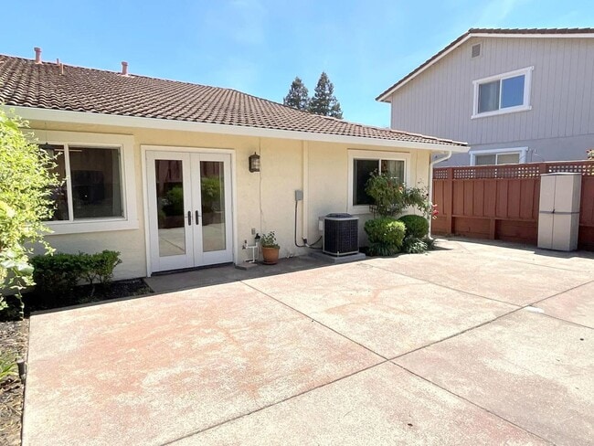 Building Photo - NEW PRICE ! Newly updated Danville Greenbr...