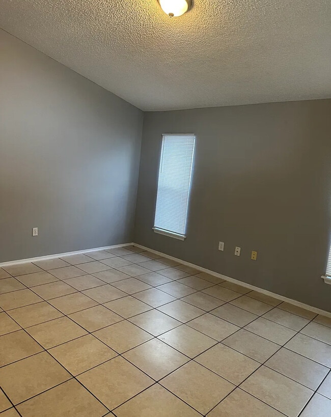 Building Photo - 30030 Cove Ct E