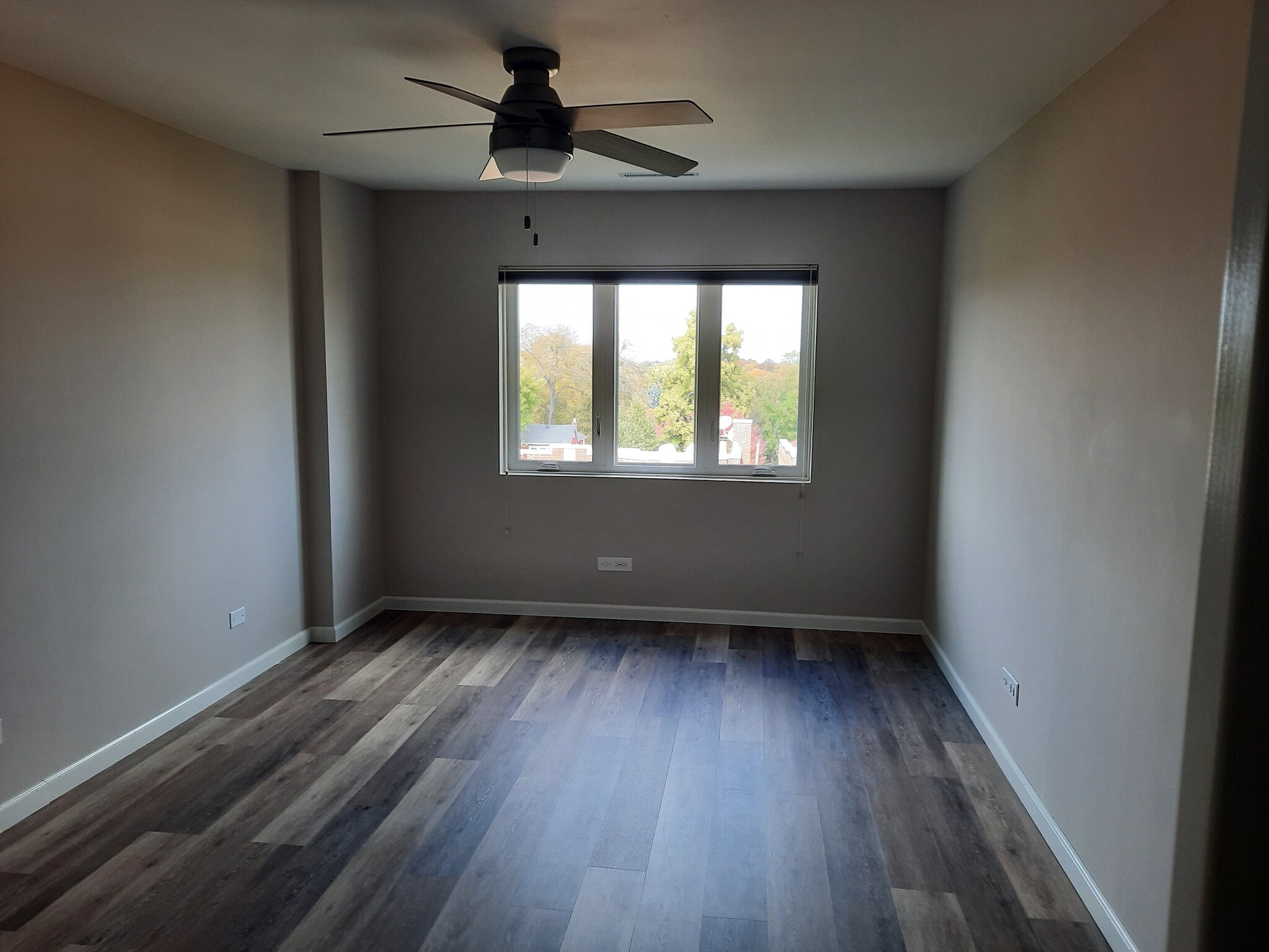 Master bedroom looking north - 434 Clinton Pl