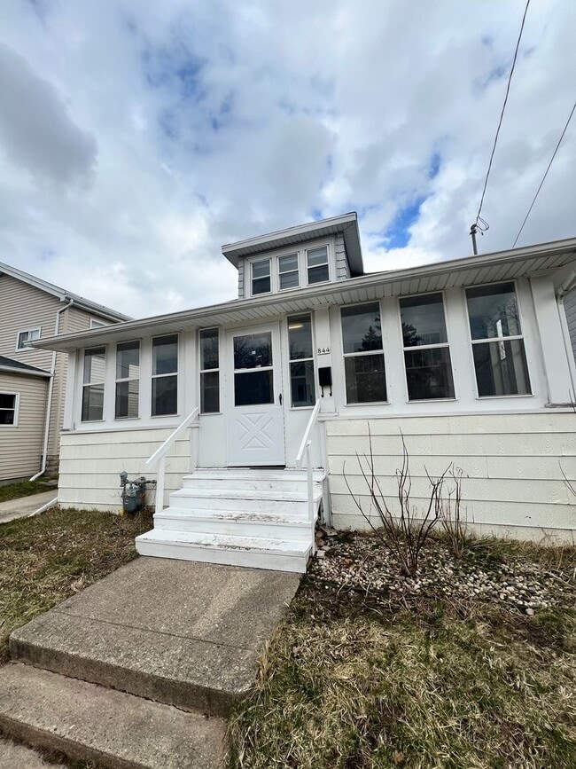 Building Photo - 2-Bedroom 1-Bathroom Single Family Home