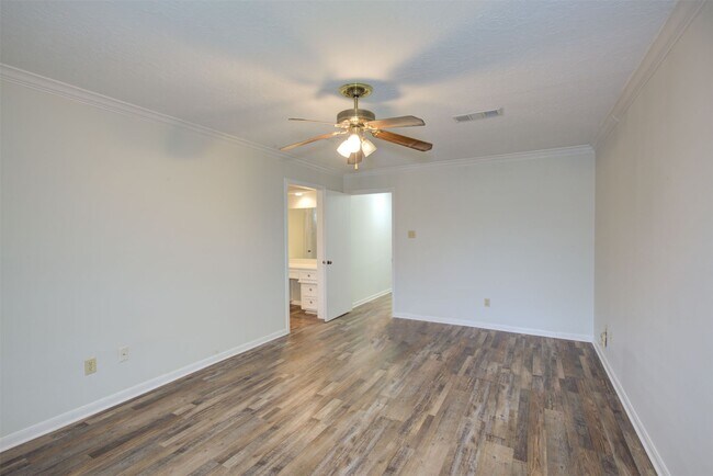 Building Photo - 1402 Forest Home Dr