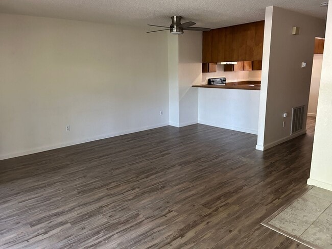Building Photo - Kingsbury Greens HOA 2 bedroom 1 1/2 bath in Alta Sierra