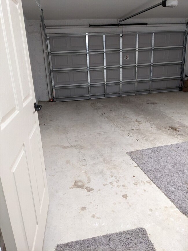 Building Photo - Almost New 3/2/2 garage