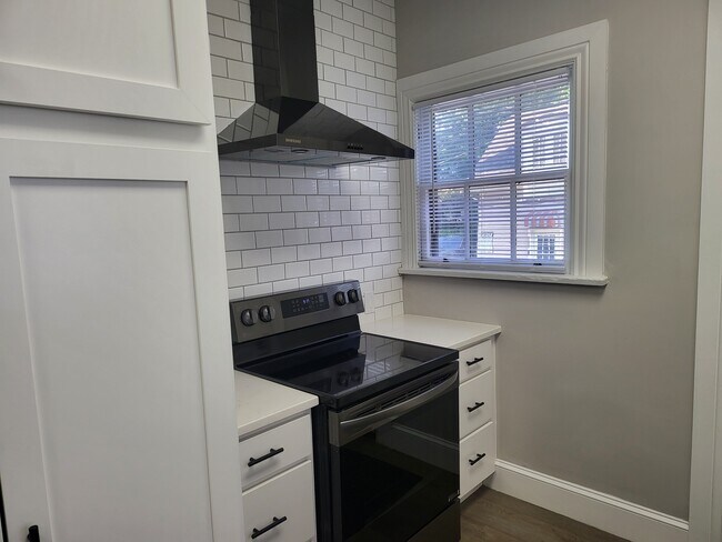 Building Photo - 226 E 16th Ave