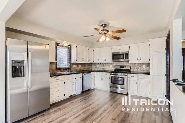 Building Photo - 16691 N Hillcrest Ct