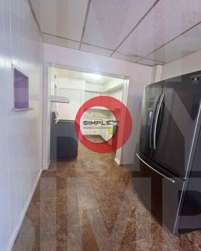 Building Photo - Great Location