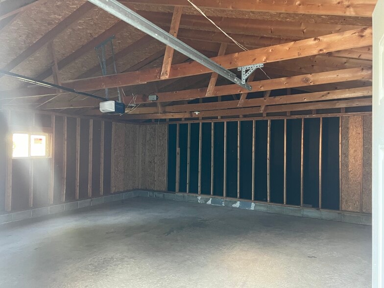 Building Photo - 623 W 40th St