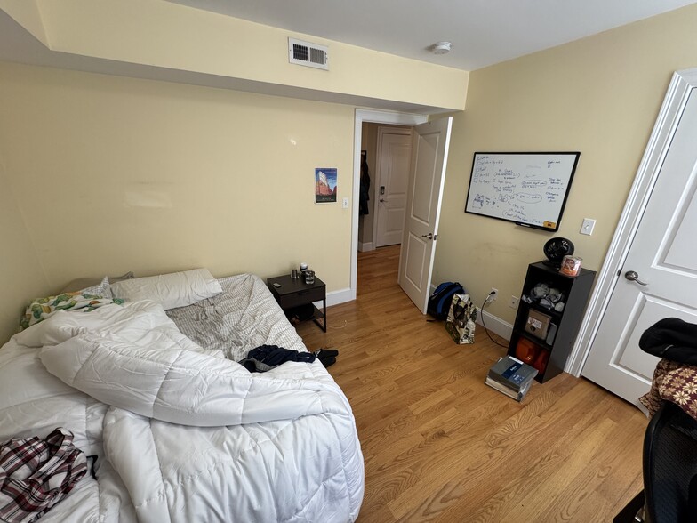 Building Photo - 183 River St