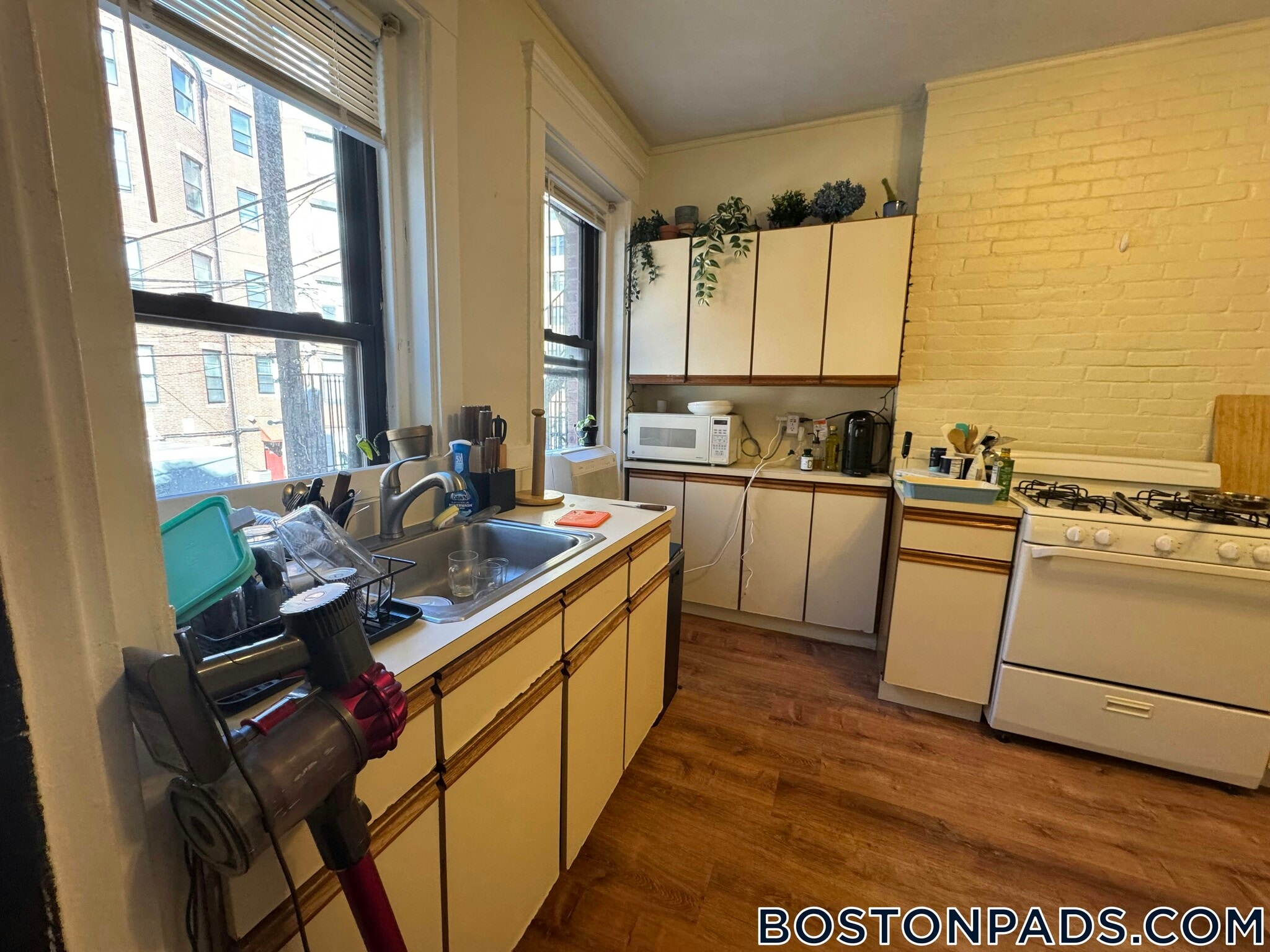 Building Photo - 533 Newbury St