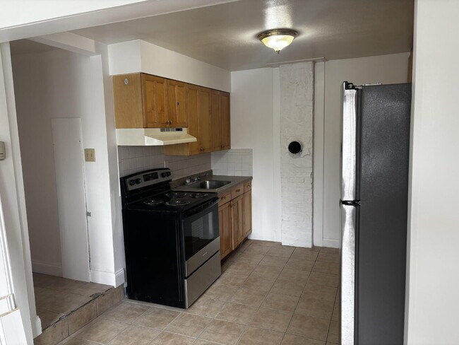Building Photo - Bright, Updated 2-Bedroom Apartment in a Convenient Bath Location