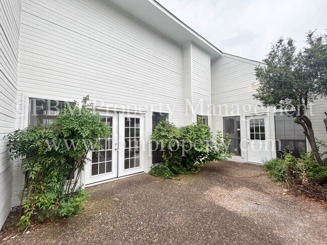 Building Photo - 806 Cresside Ln