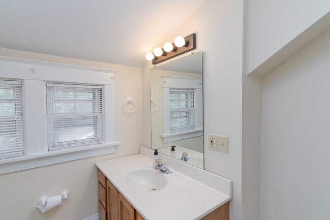 Building Photo - 601 Rushton Rd