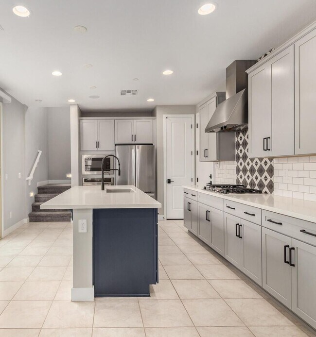 Building Photo - 1099 N 70th Way