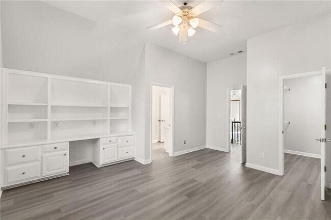Building Photo - 2910 Emerald Dr
