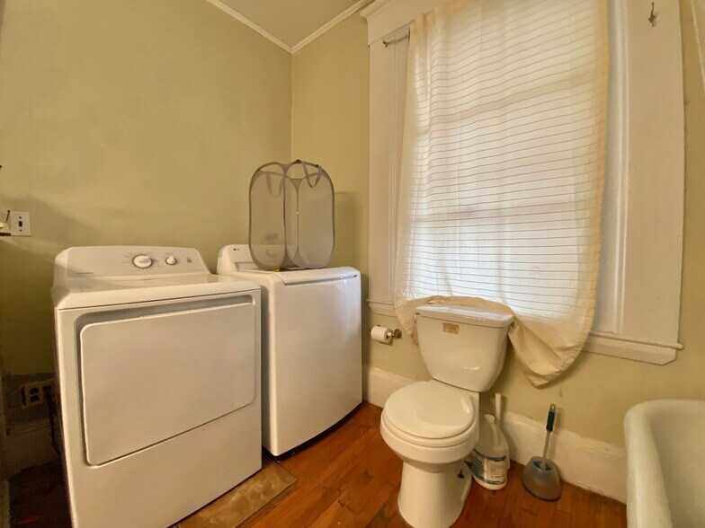 Building Photo - 139 Hillside St